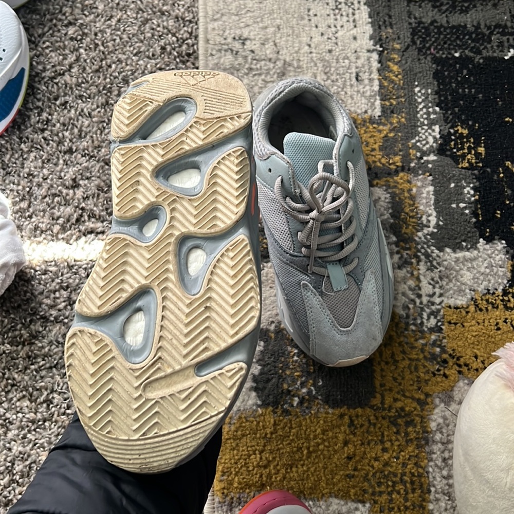 Yeezy 700 ‘Inertia’ - Picture 2 of 2